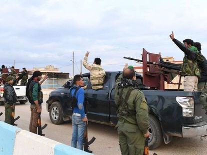 Fuerzas progubernamentales sirias hacen el símbolo de la victoria a su llegada en el cantón kurdo de Afrín este martes.