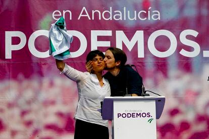 Pablo Iglesias besa a Teresa Rodríguez en el mitin de Podemos en Málaga el 14 de marzo de 2015. Las elecciones del 2015 planteaban un escenario totalmente distinto a las del 2012 por la aparición de las formaciones emergentes (Podemos y Ciudadanos) y el 'caso de los ERE', que había hecho dimitir al presidente de la Junta, José Antonio Griñán. Su sucesora, Susana Díaz, ganaba las elecciones con 47 diputados, el mismo resultado que en 2012; mientras el PP de Moreno se hundía hasta los 33, perdiendo 17. Podemos obtenía 15 y Ciudadanos, 9. Díaz permanecía al frente de la Junta con los votos del partido de Juan Marín.