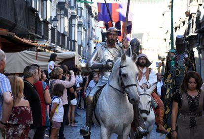 Quijote y Sancho pasean este viernes por el mercado cervantino instalado en la calle Mayor.