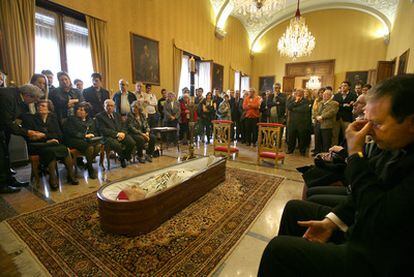 El féretro con los restos de Rafael Sanus, ayer, en la capilla ardiente instalada en el Salón del Trono del Palacio Arzobispal.