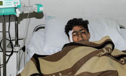 Un estudiante herido en el ataque a una escuela hoy, en una imagen distribuida por la agencia oficial de noticias SANA.