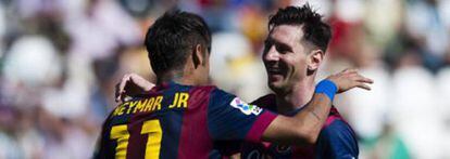 Foto. Messi celebra con Neymar uno de los goles al Córdoba. / Daniel Tejedor (AP)
