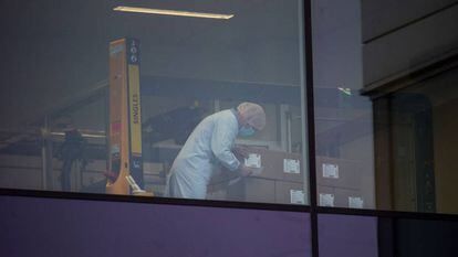 Una empleada manipulaba cajas en la planta de Pfizer en Puurs, Bélgica, a principios de mes.