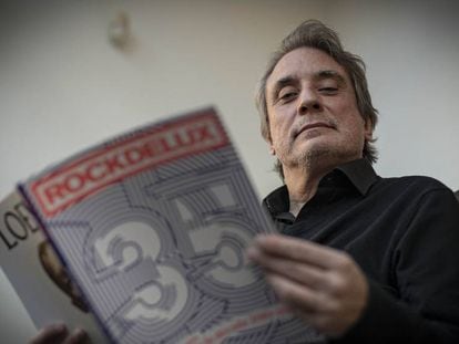 Santi Carrillo, director de la revista 'Rockdelux', el pasado noviembre con el número especial de la revista del 35 aniversario.