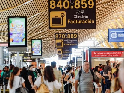 Pasajeros con sus maletas en la Terminal 4 del Aeropuerto Adolfo Suárez Madrid Barajas, el 1 de julio de 2022, en Madrid.