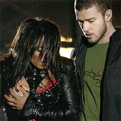 Janet Jackson se tapa un pecho después de que Justin Timberlake se lo descubriera.