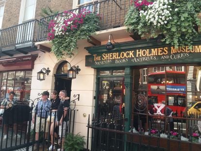 Visitors at the doors of the Sherlock Holmes house museum on Baker Street.