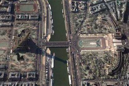 Imagen por satélite de la torre Eiffel, con Google Earth.