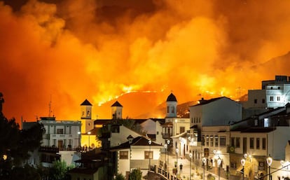 El municipio canario de Tejeda, el lunes pasado con el incendio al fondo.