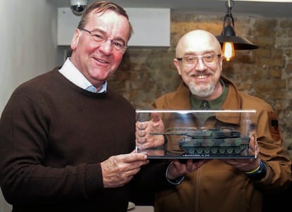 El ministro de Defensa alemán, Boris Pistorius (Izquierda), apoyó la maqueta de un tanque Leopard junto a su homólogo ucraniano, Oleksii Reznikov, durante su visita a Kyiv este martes.