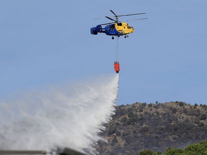 Un helicóptero trabaja en las labores de extinción del incendio de Robledo de Chavela.