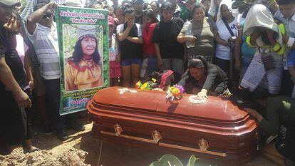 El funeral de la chamán Olivia Arevalo.