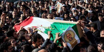 Un grupo de iraníes porta el féretro de Hassan Shateri, asesinado en Siria el pasado miércoles.