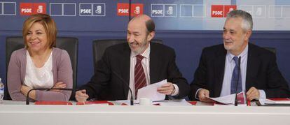 Rubalcaba (centro), José Antonio Griñán, y Elena Valenciano, ayer en la Ejecutiva Federal del PSOE.