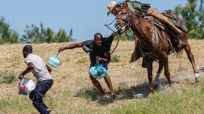 Un agente de la Patrulla Fronteriza de los Estados Unidos a caballo intenta evitar que un migrante haitiano ingrese a un campamento en las orillas del Río Grande cerca del Puente Internacional Acuña, Texas.