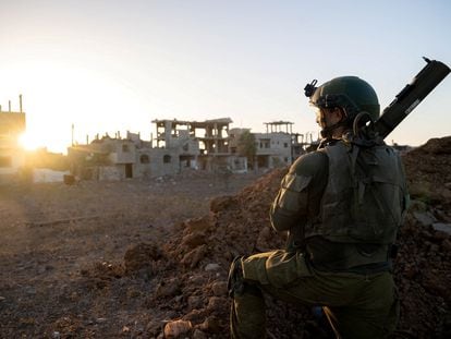 Un soldado israelí, el viernes durante una operación terrestre en la franja de Gaza.