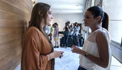 Las diputadas Clara Tirado (PSPV) y Mireia Mollá (Compromis) en los pasillos de las Cortes Valencianas el día en que se conoce la sentencia del caso cooperación.
