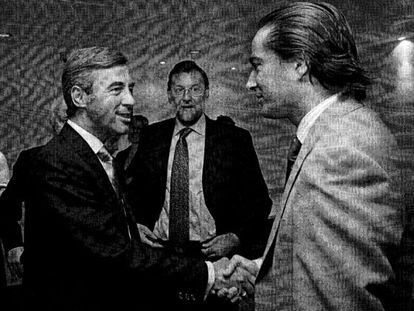 &Aacute;ngel Acebes saluda al arquitecto Gonzalo Urquijo en presencia de Mariano Rajoy.
