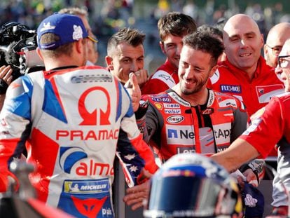 Dovizioso, poleman, felicita a Miller, tercer clasificado en Motegi.