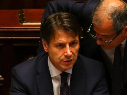 El primer ministro italiano, Giuseppe Conte, habla con el ministro de Finanzas, Giovanni Tria.