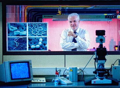 El director del área de salud de Danone, José Antonio Mateos, en los laboratorios de Barcelona