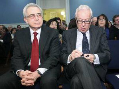 El expresidente de México Ernesto Zedillo (i), y el ministro español de Asuntos Exteriores y Cooperación, José Manuel García-Margallo (d), asisten a la XV Conferencia de la Fundación Francisco Fernández Ordóñez, en Madrid.