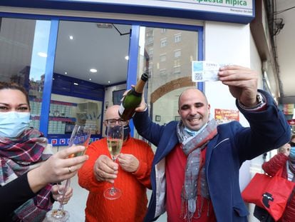 Celebración en el despacho de loterías Los Manolos de Salamanca este martes tras conocerse que han vendido quince décimos de El Gordo, el número 72897.