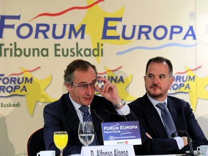El presidente del PP vasco, Alfonso Alonso, junto al eurodiputado Carlos Iturgáiz.