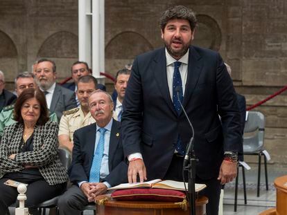 El presidente en funciones de la Comunidad de Murcia, Fernando López Miras, toma posesión de su cargo como diputado de la XI Legislatura de la Asamblea Regional, durante el pleno de constitución de la Cámara, este miércoles en Cartagena.