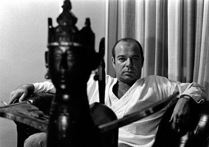 Jaime Gil de Biedma, fotografiado por Colita en 1969.