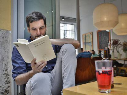 El músico Pau Alabajos, con 'Llibre de meravelles' de Estellés en una cafetería de Valencia.