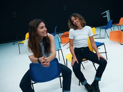 Las actrices Bárbara Lennie e Irene Escolar en un descanso de 'Hermanas'.