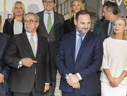 El ministro José Luis Ábalos, en el centro, ha presidido el jurado que ha otorgado el Premio Convivencia de la Fundación Broseta al rey Felipe VI.