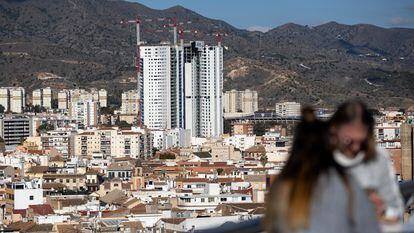 Vista de Málaga, con dos rascacielos en construcción.