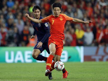 Wu Lei se lleva la pelota ante el tailandés Chalermpong Kerdka, en la Copa Asia.