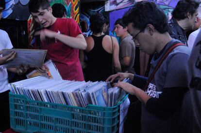 Jóvenes en el Foro Alicia durante una reunión de sellos discográficos independientes en julio de 2011.