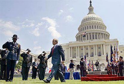 El presidente George W. Bush, el sábado frente al Capitolio de Washington, en una ceremonia militar.