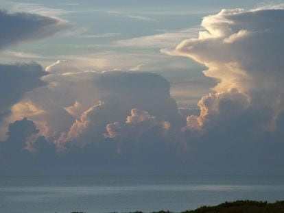 La tropopausa marca el límite para las nubes, más allá está la estratosfera. La imagen muestra cumulonimbos sobre el Océano Atlántico desde el complejo de la NASA, en Cabo Cañaveral.