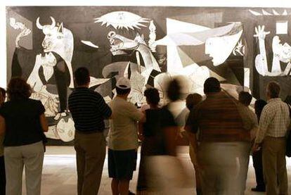 Un grupo de visitantes del Reina Sofía contempla el <i>Guernica</i>, de Pablo Picasso.