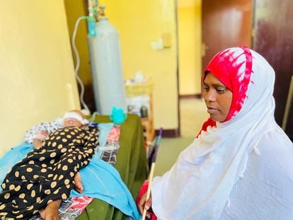 Habiba Ali Hilowle junto a su bebé de un año y medio, en coma tras contraer el sarampión, enfermedad contra la que no había sido vacunado.