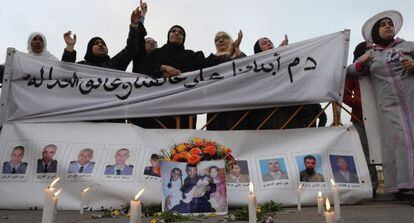 Familiares de los agentes marroquíes asesinados, en Rabat.