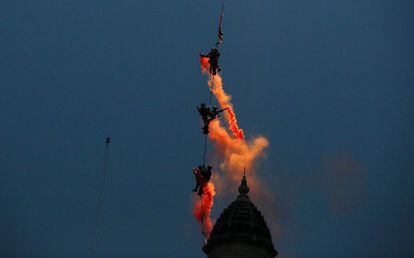 La armada india demuestra sus habilidades en una operación de rescate durante la celebración del Día de la Armada, en Mumbai (India).