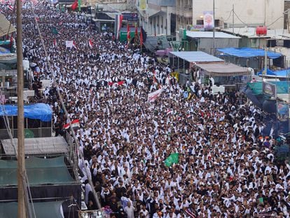 Manifestación de seguidores del clérigo Muqtada al Sadr en Kerbala (Irak) contra la quema de coranes en Suecia y Dinamarca, el 28 de julio.