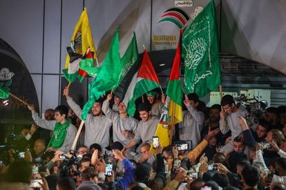 Palestinian prisoners celebrate their release in the streets of Betunia, West Bank, this Friday. 