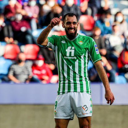 Borja Iglesias of Real Betis gestures during the Santander League match between Levante UD and Real Betis Balonpie at the Ciutat de Valencia Stadium on February 13, 2022, in Valencia, Spain.
AFP7 
13/02/2022 ONLY FOR USE IN SPAIN