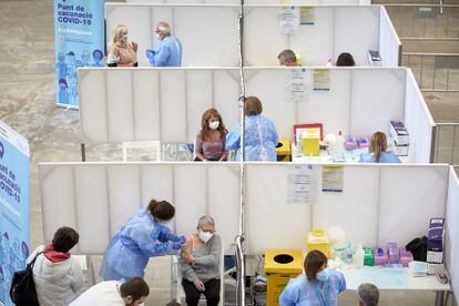 Profesionales sanitarios inoculan dosis de la vacuna contra el coronavirus en el Palacio de Fires de Girona.