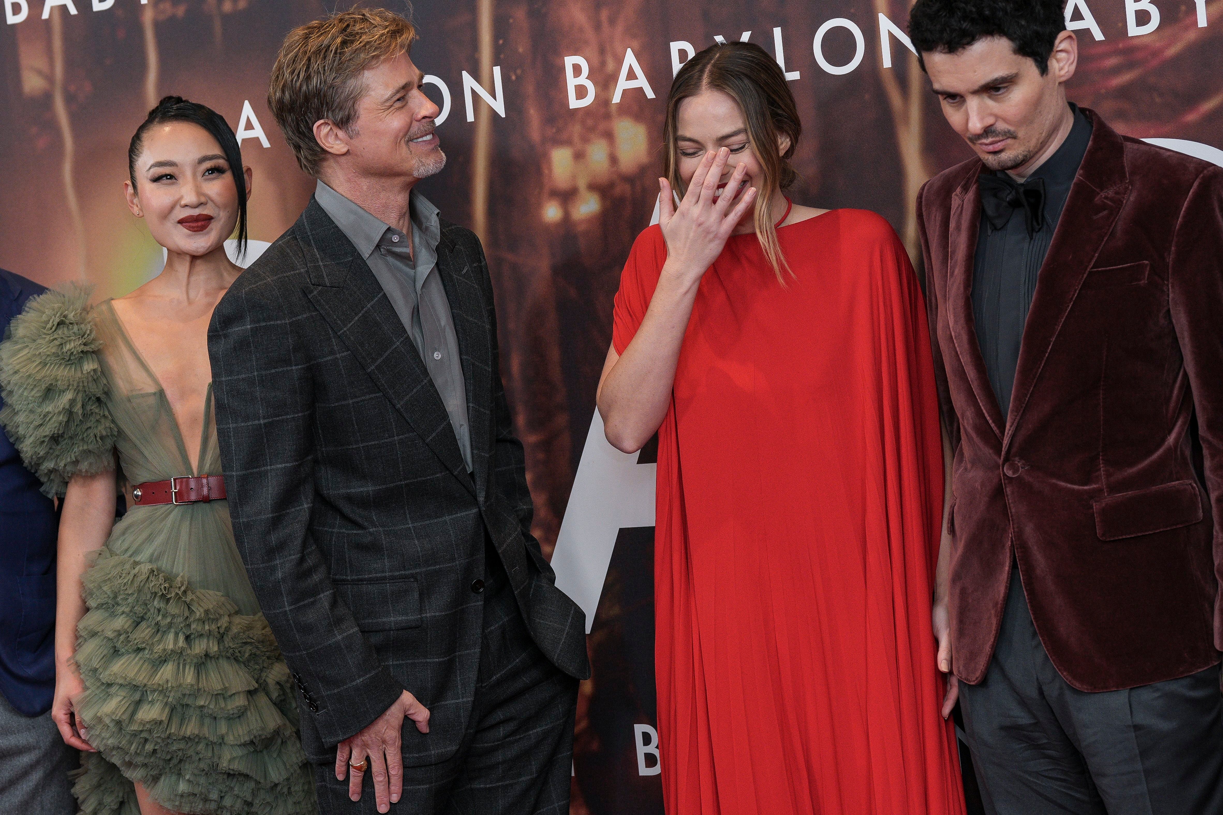 Desde la izquierda, Li Jun Li, Brad Pitt, Margot Robbie y Damien Chazelle, en el estreno en Londres, el pasado jueves 12, de 'Babylon'.
