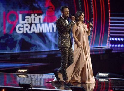 Los mexicanos Carlos Rivera y Ana de la Reguera fueron los encargados de presentar la ceremonia número 19 de los Grammy Latinos.