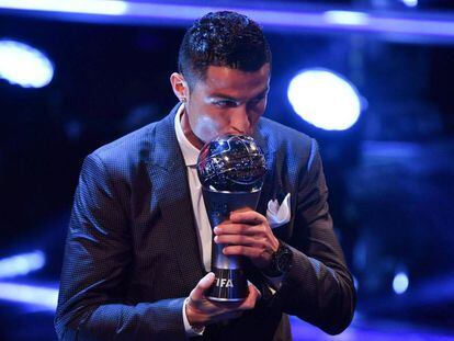 Cristiano Ronaldo besa el trofeo The Best.
