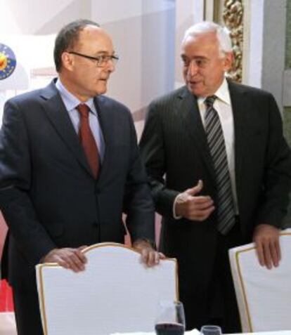 El gobernador del Banco de España, Luis María Linde (i), conversa con el presidente de la Asociación Española de la Banca, Miguel Martín,